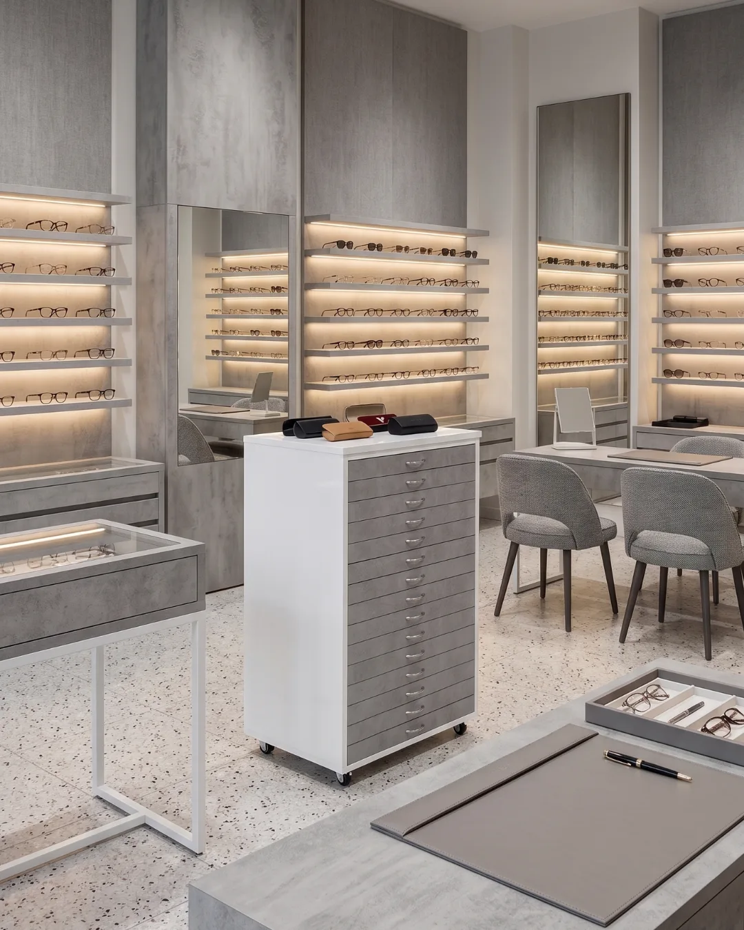 Modern optik showroomunda gri çekmeceli boy dolabı